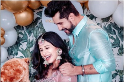 In Pics: Mom-to-be Kishwer Merchant Looks Resplendent at Her Baby Shower