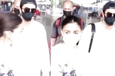 Alia Bhatt Laughs at Ranbir Kapoor's Hilarious Reply to Paparazzi Who Asked Them to Stop and Pose; Watch