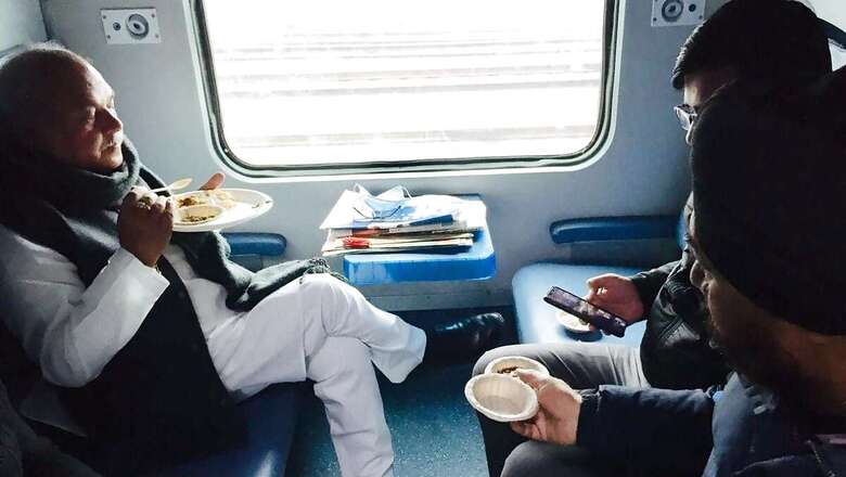 Sharing 'Langar' with Sikh Community on Train, Agri Minister's 'Open-Minded Talks' Offer for Farmers