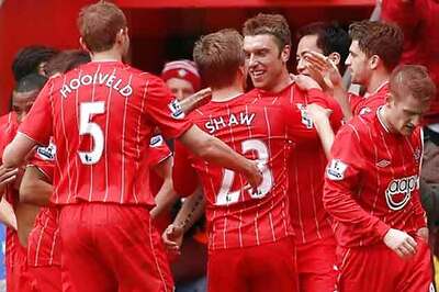 Southampton say no pressure to sell despite transfer bill