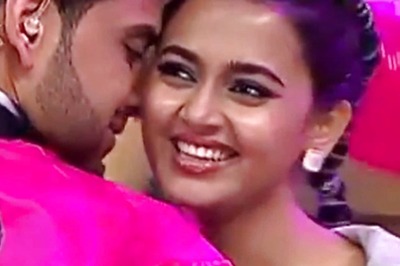 Karan Kundrra Kisses Tejasswi Prakash As They Dance to 'Samjhawan' on Khatra Khatra Show; Watch