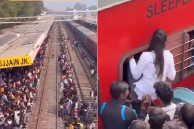 Women Enter Train Through Windows at Ujjain's Overcrowded Railway Station, Video Goes Viral