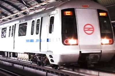Woman gives birth to girl on Delhi Metro train