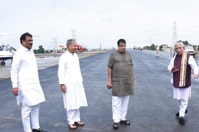 Nitin Gadkari Rides Kia MPV at 170kmph on Upcoming Mumbai-Delhi Expressway