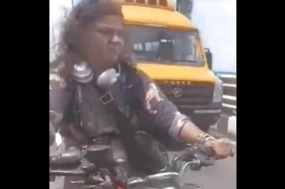 Mumbai: Woman Rides Two-wheeler on Sea Link Without Helmet, Abuses Cops on Being Stopped | WATCH
