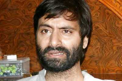 Yasin Malik returns to India, faces protests
