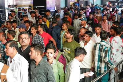 WATCH | Hundreds of Passengers Throng Mumbai's Lokmanya Tilak Terminus to Board Bihar Train Ahead of Chhath
