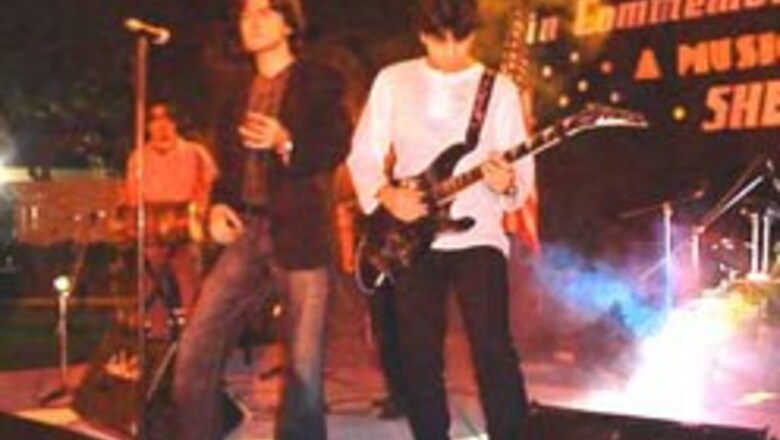 Pak singing sensation swoons Indians