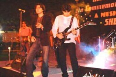 Pak singing sensation swoons Indians