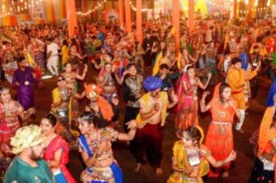 Navratri 2022: Glittering Garba Festivities, Morning Aartis, PM Modi Joins Celebrations | WATCH