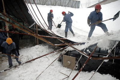 244 Passengers Evacuated From Blizzard in China