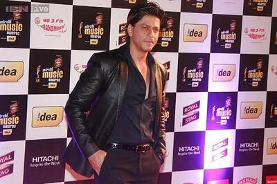 Shah Rukh Khan, Farhan Akhtar honoured at Mirchi Music Awards
