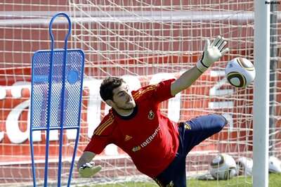 Wrong to doubt Casillas, says Valdes