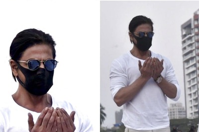 Shah Rukh Khan Snapped Reading Dua At Lata Mangeshkar's Last Rites, Fans Call It 'Pic of The Day'