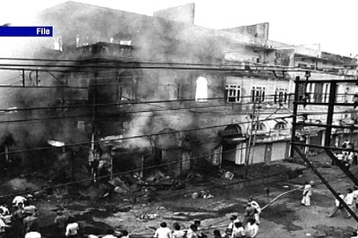 Kejriwal askes Jung to start SIT probe on anti-Sikh riots