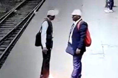 On Cam, Man Electrocuted as Live Wire Touches His Head on Kharagpur Railway Platform | WATCH