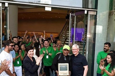 Apple Opens First Retail Store In India, Fans Show Off Vintage Devices, Take selfies