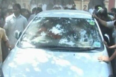 Munna Bhai faces stones from students in Lucknow