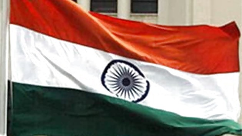 TN: Britisher pins Indian flag on trouser at a R-Day function