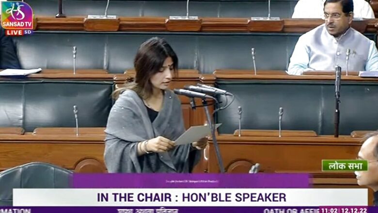 Dimple Yadav Takes Oath as Lok Sabha Member, Touches Sonia Gandhi's Feet to Seek Blessings