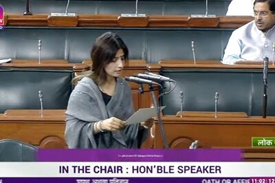 Dimple Yadav Takes Oath as Lok Sabha Member, Touches Sonia Gandhi's Feet to Seek Blessings