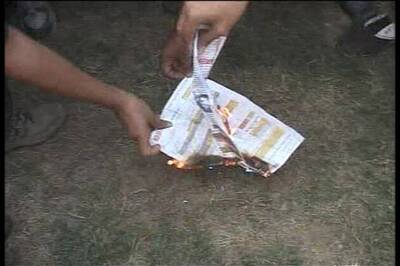 Kejriwal, supporters burn power bills in Delhi