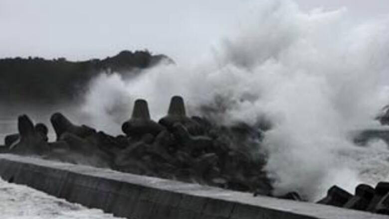 Thousands flee as typhoon Morakot nears China
