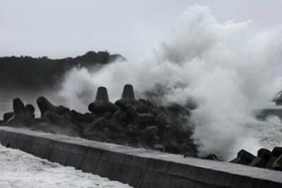 Thousands flee as typhoon Morakot nears China