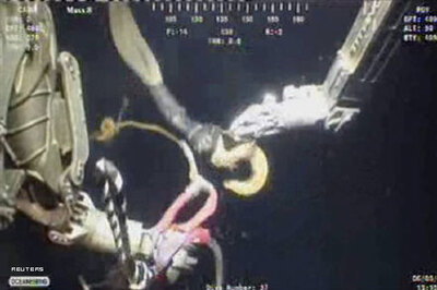 BP aims to curtail oil spill by capping wellhead