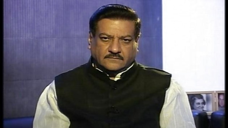 Chavan meets Sonia Gandhi amidst reports of him offering to quit
