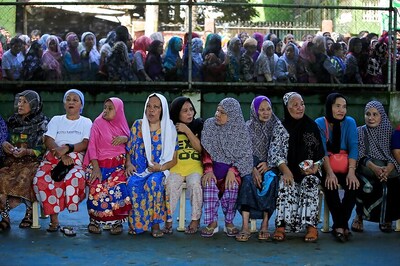 Christians Borrowing Hijabs to Flee IS-held Philippines Town
