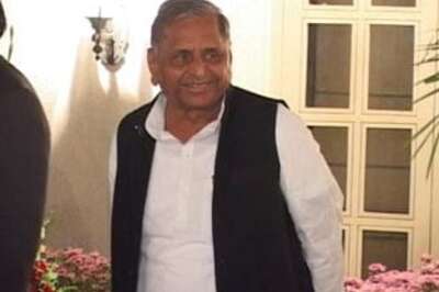 EC slaps a notice on SP for giving cash to voters