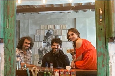 Sara Ali Khan Shares Mirror Selfie with Kartik Aaryan, Imtiaz Ali from Love Aaj Kal Sets