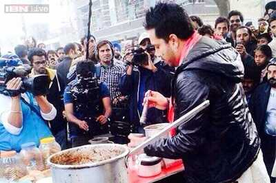 Snapshot: Mika Singh turns 'chaiwala' for reality show, sells 100 cups of tea
