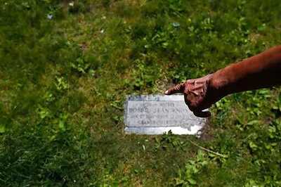 Hosea Knox, Chicago Tombstone Maker 'Elmo,' Dies At 82