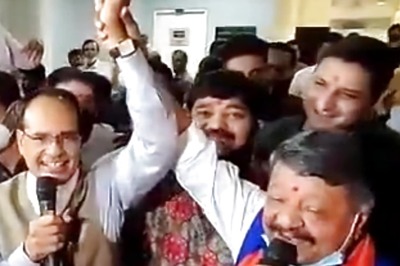 In Rare Duet, Shivraj & Vijayvargiya Celebrate Friendship with This Kishore Kumar Song | WATCH