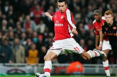 Van Persie spot on as Arsenal edge past Roma