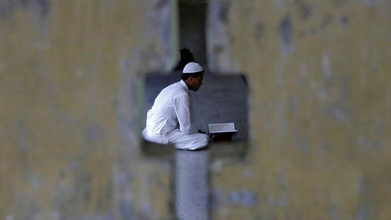 UP Youths Pull Muslim Cleric's Beard, 'Force' Him to Chant 'Jai Shree Ram'; 12 Booked