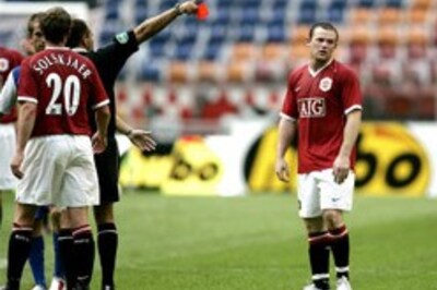 Rooney, Scholes sent off as Man U win