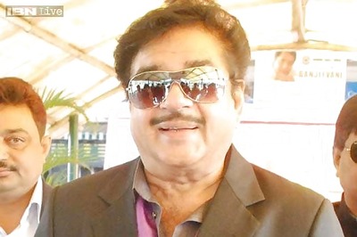 Shatrughan Sinha receives IIFA Lifetime Achievement Award from daughter Sonakshi Sinha