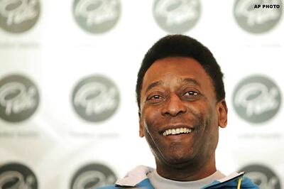 Pele cancels England trip to recover from hip operation