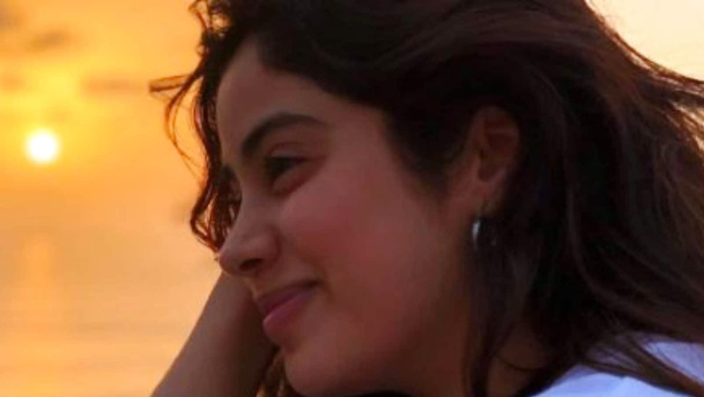 Janhvi Kapoor’s Sunday is All About Sunsets and Making Memories With Friends, See Pics