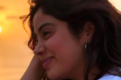 Janhvi Kapoor’s Sunday is All About Sunsets and Making Memories With Friends, See Pics