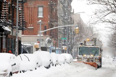 Huge Snowstorm Hits US East Coast, Cancelling Flights & Disrupting Vaccinations