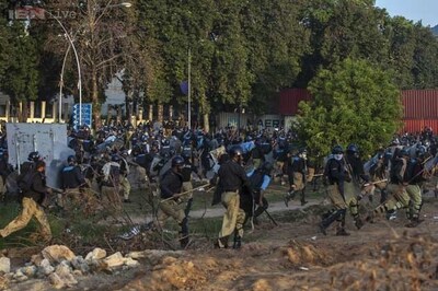 2 killed, 450 injured in police crackdown on protesters in Pakistan