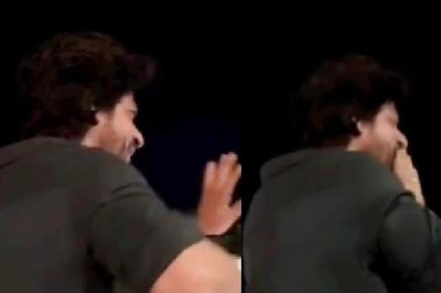 SRK Fans Experience 'Goosebumps' As He Greets Them Outside Mannat Ahead of Pathaan's Release