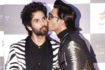 Ranveer Singh Kisses and Puts an End to the Reports of Cold War with Shahid Kapoor