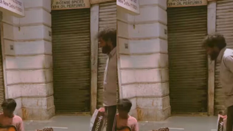 Man Sings B Praak's 'Mann Bharrya' With Street Musician in Delhi's CP, Duet Gets Internet's Love