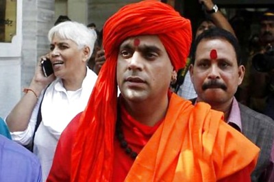 All India Akhara Parishad Calls Out Swami Chakrapani Maharaj and Acharya Pramod as 'Fake' Babas