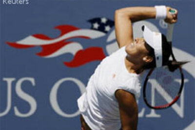 Ivanovic wins ugly, Federer cruises